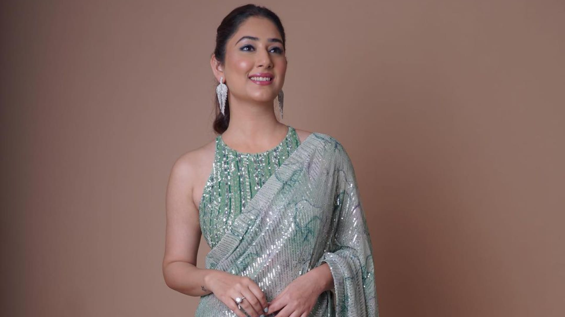 disha parmar looks ethereal in ita awards 2022 wearing saree