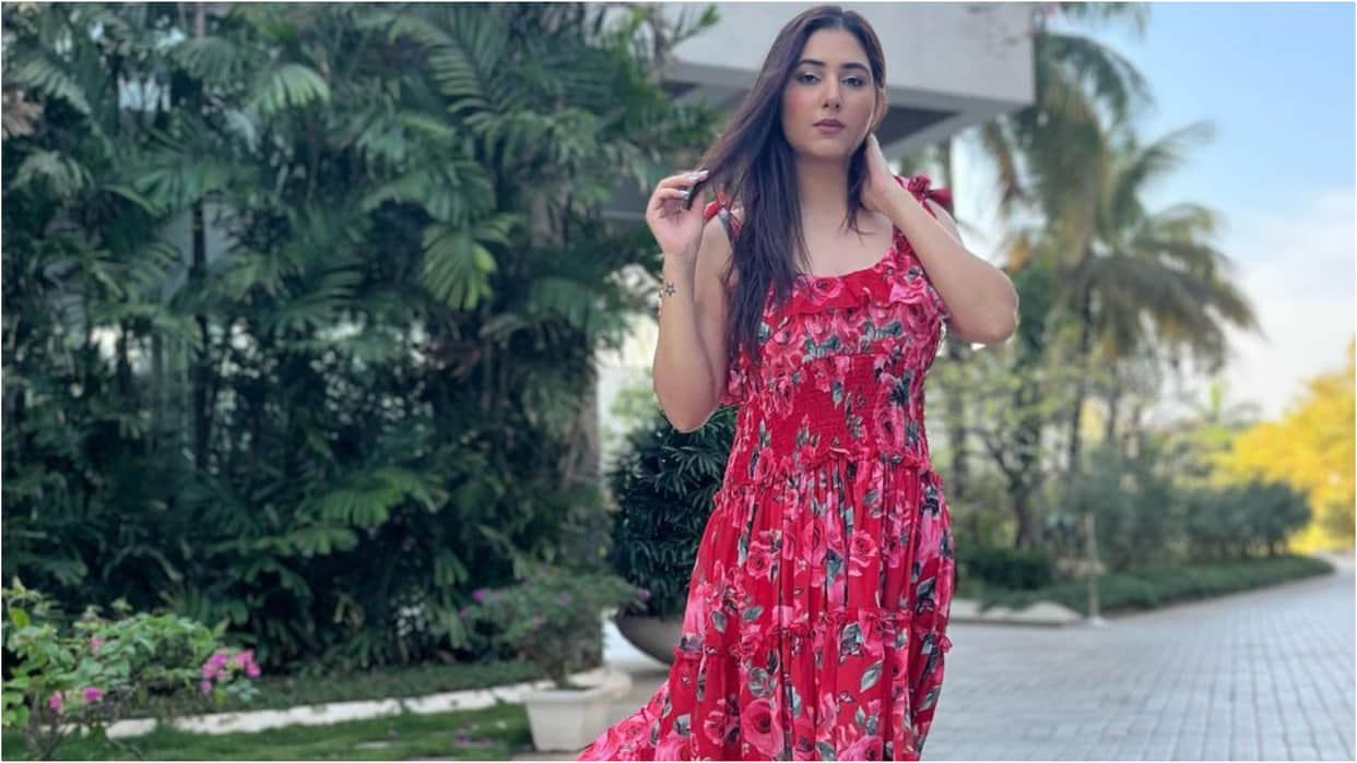 disha parmar looks ethereal in ita awards 2022 wearing saree