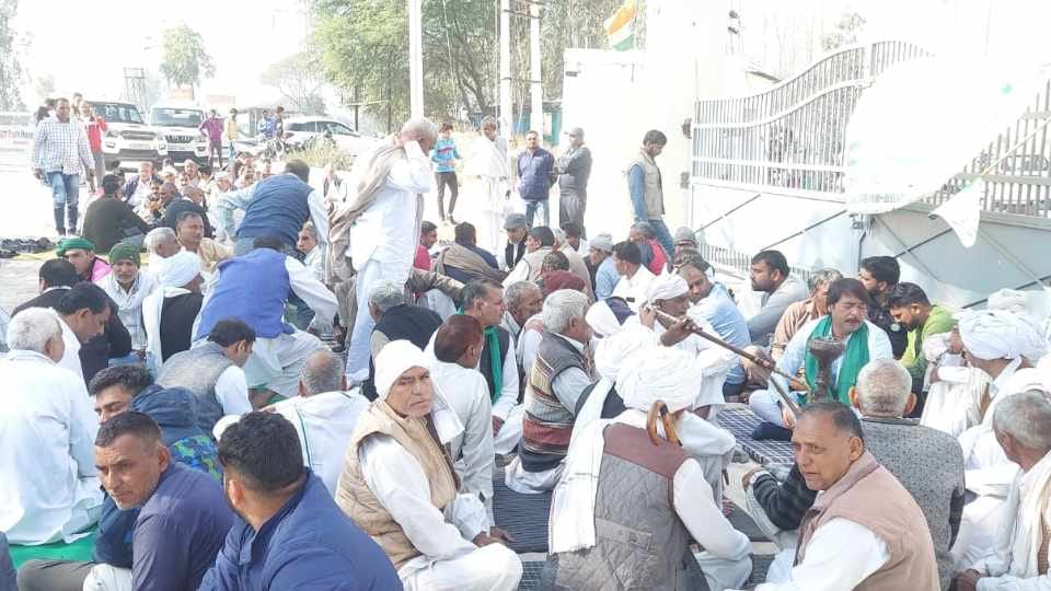 Farmers protested at Dahar Sugar Mill for increase in sugarcane payment in Panipat
