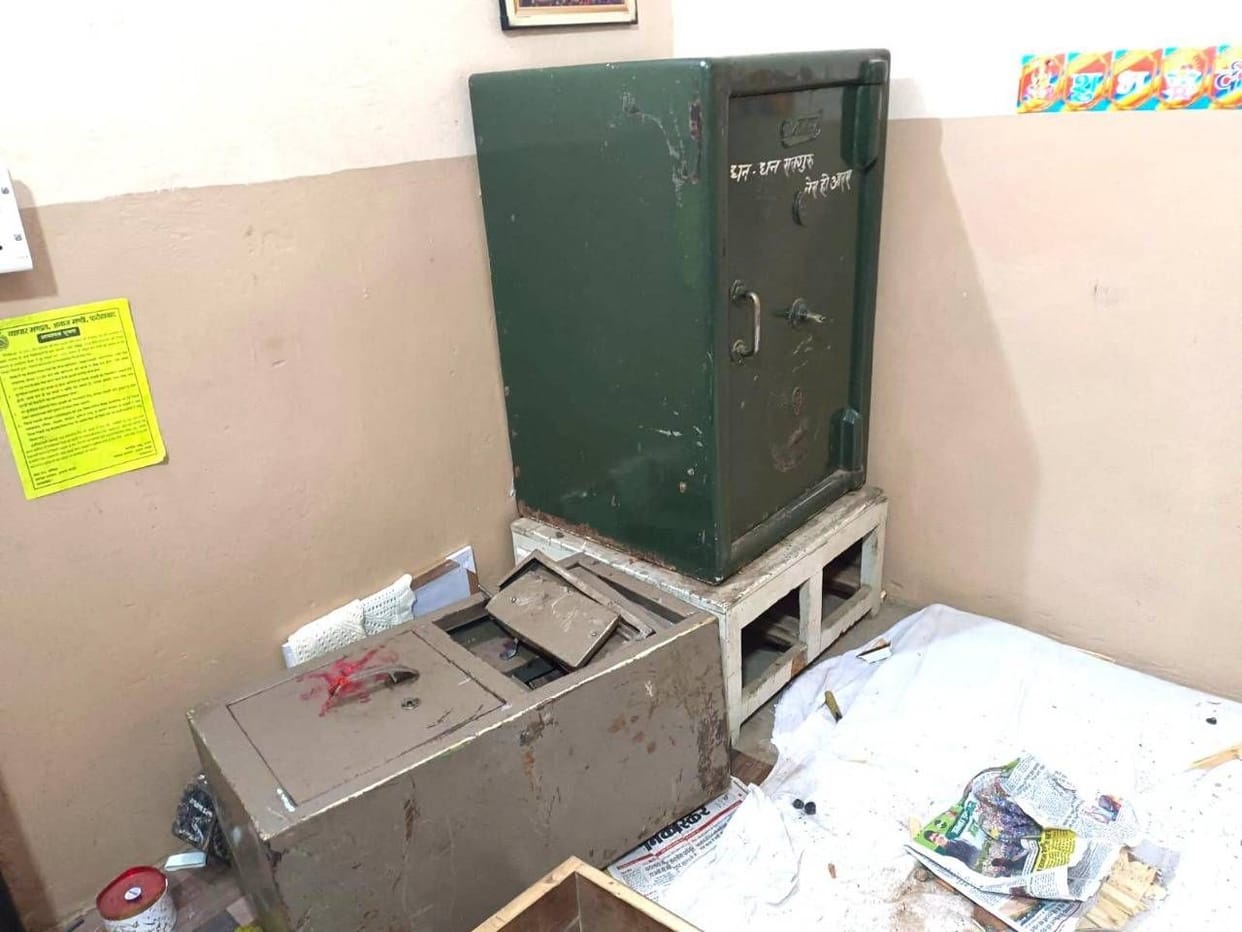 Attempted theft by breaking the vault in the grain market, brought weights from the neighborhood shop to break