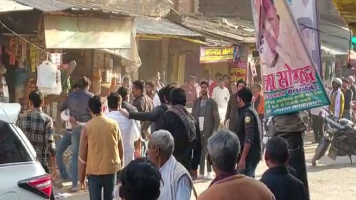 Kaushambi: In the Bharat Jodo Yatra of Congress party, sticks, kicks and punches fiercely in Bharwari town