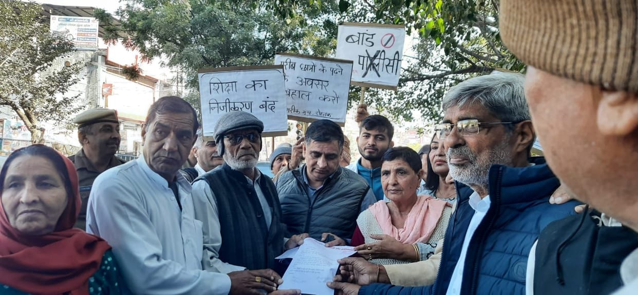 Retired employees protest in favor of MBBS students protesting against bond policy