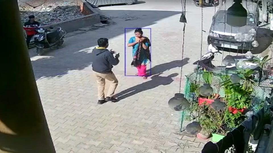woman looted by miscreants in ghaziabad loni see CCTV video