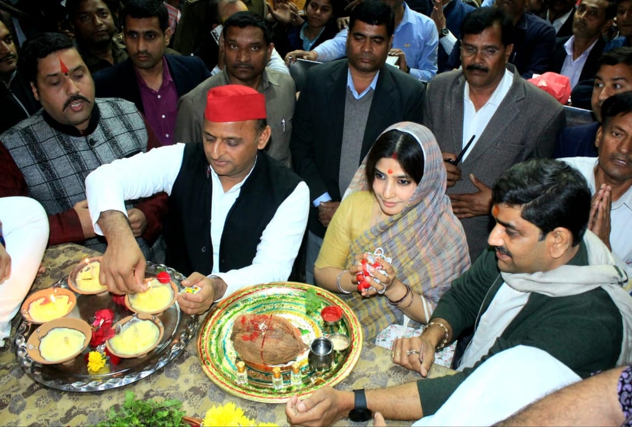 akhilesh yadav dimple yadav perform worship at banke bihari mandir vrindavan
