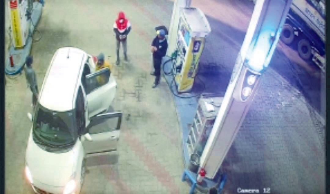 Four car-borne miscreants looted 1.27 lakhs from four petrol pumps at gunpoint
