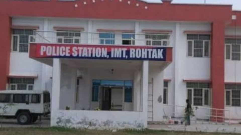 Dead Body of Man found hanging from electricity Poll in Rohtak