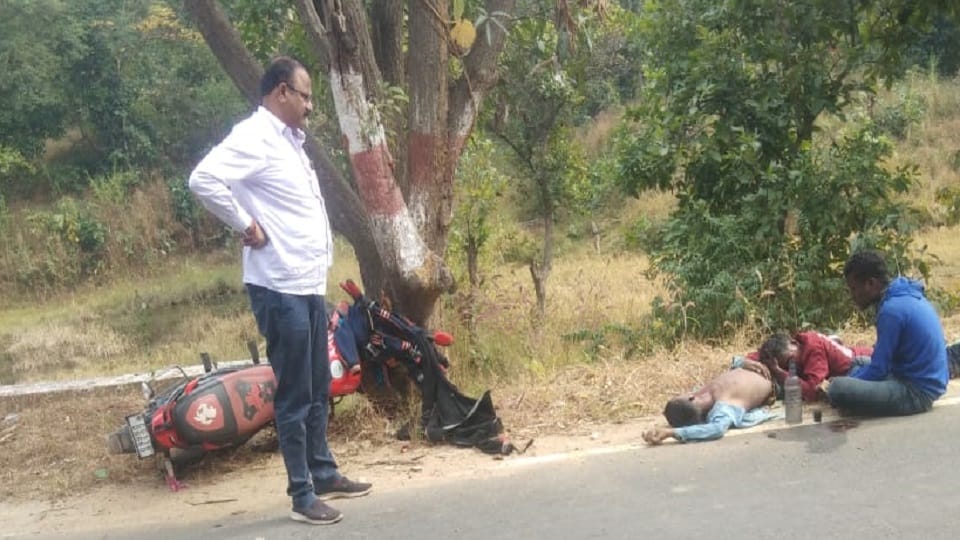 Bike of friends returning from picnic collided with tree in Chhattisgarh