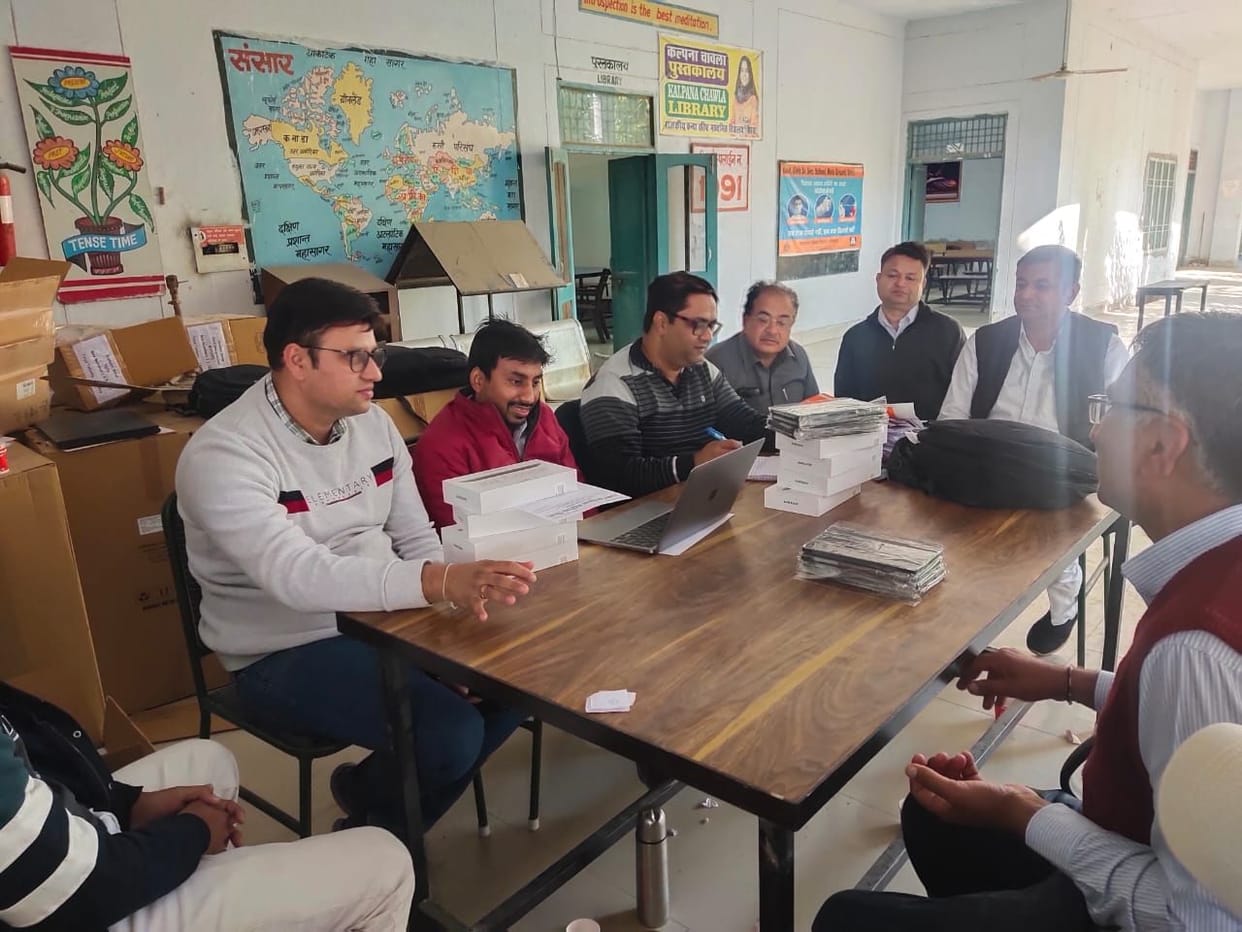Education Department distributes tablets to 861 PGTs and TGTs