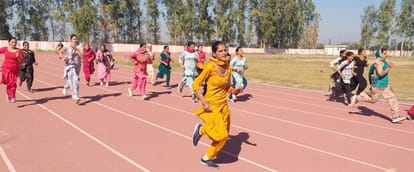 टोहाना के गांव दमकौरा के खेल स्टेडियम में आयोजित खेलकूद प्रतियोगिता में भाग लेती महिलाएं।