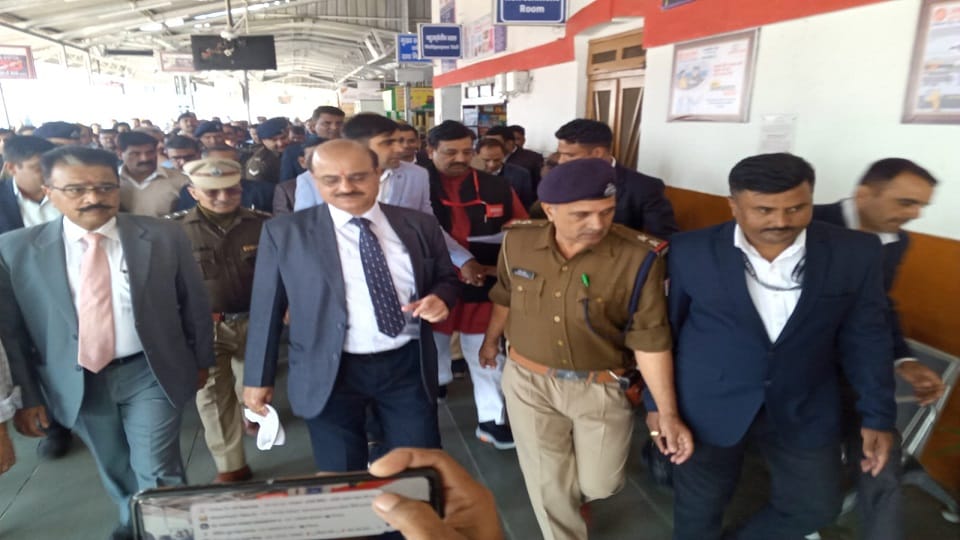 North Railway GM inspected Shahjahanpur railway station