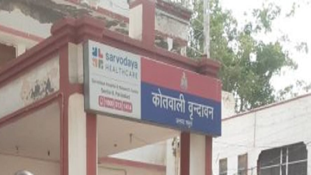 people caught thief who was stealing by holding child hostage and handed him over to police In Mathura