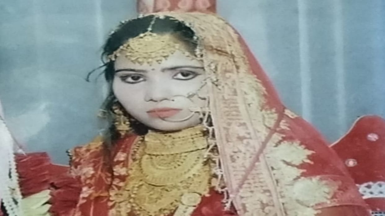 BIJNOR NEWS: married woman committed suicide by hanging herself with a wire