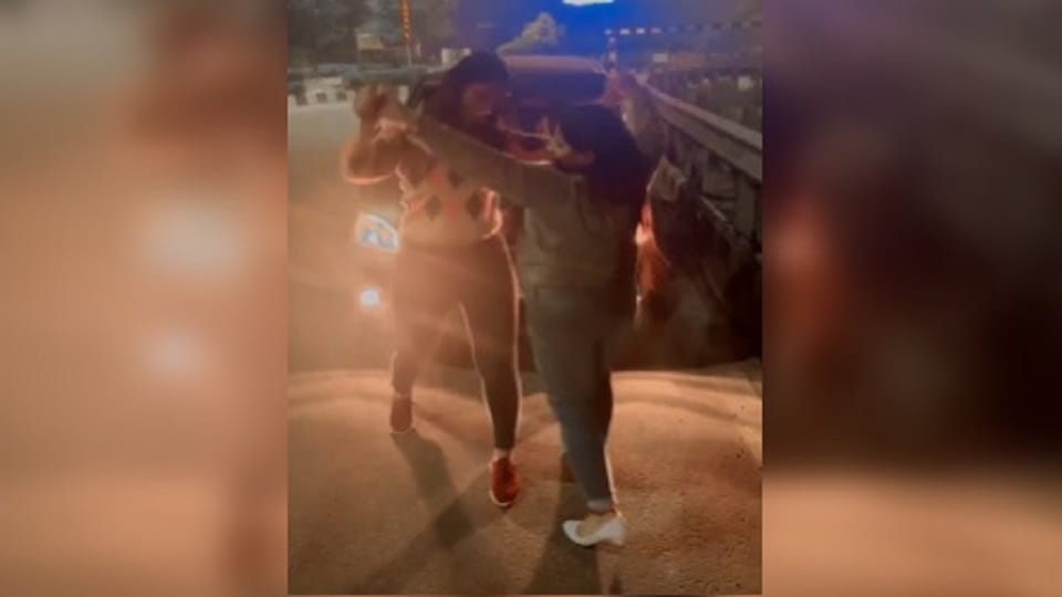 Ghaziabad Hindi News Video of girls dancing on elevated road goes viral