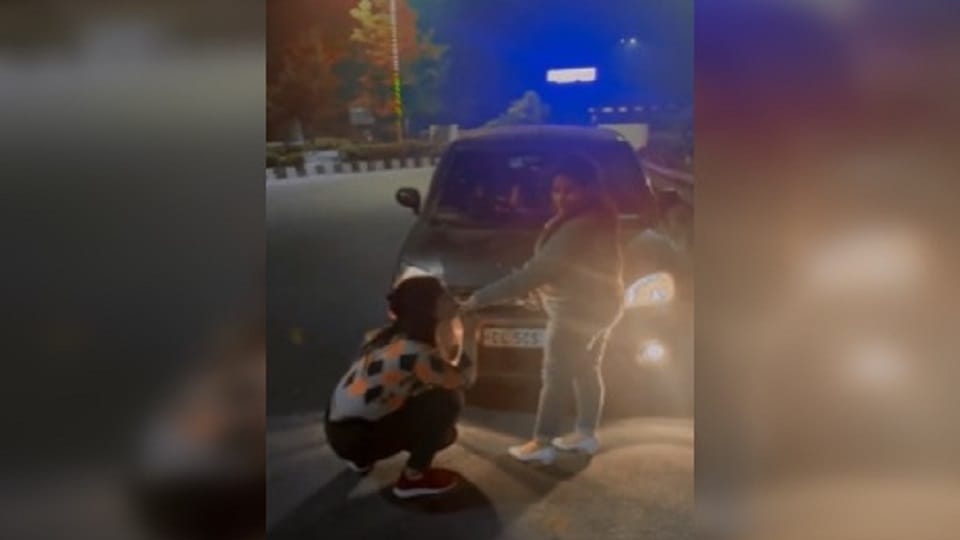 Ghaziabad Hindi News Video of girls dancing on elevated road goes viral