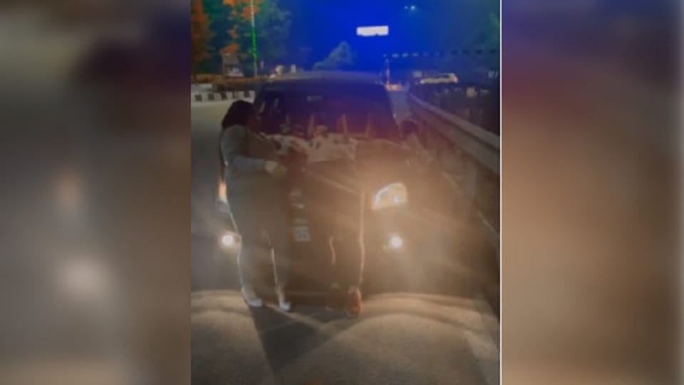 Ghaziabad Hindi News Video of girls dancing on elevated road goes viral