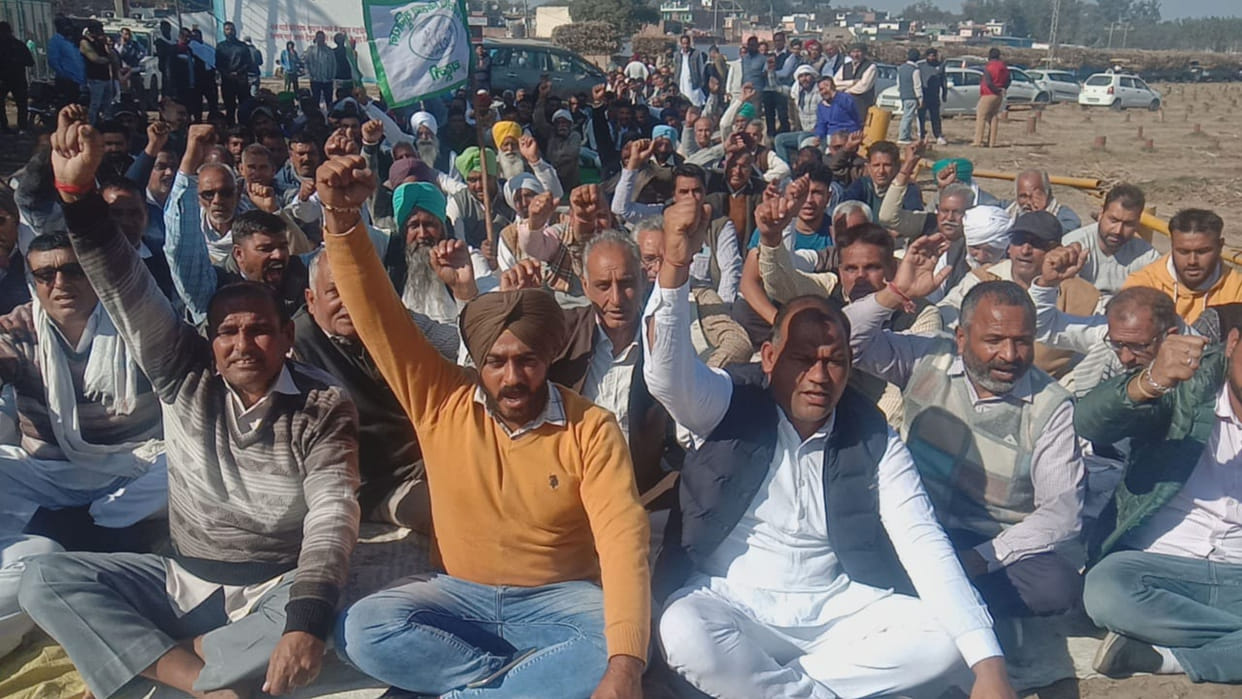 Farmers demonstrated in Yamunanagar to demand sugarcane price of Rs 450 per quintal