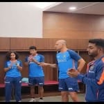 भारतीय महिला टीम से बात करते कोच कानिटकर