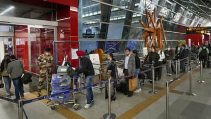 आईजीआई एयरपोर्ट पर लगी यात्रियों की लाइन