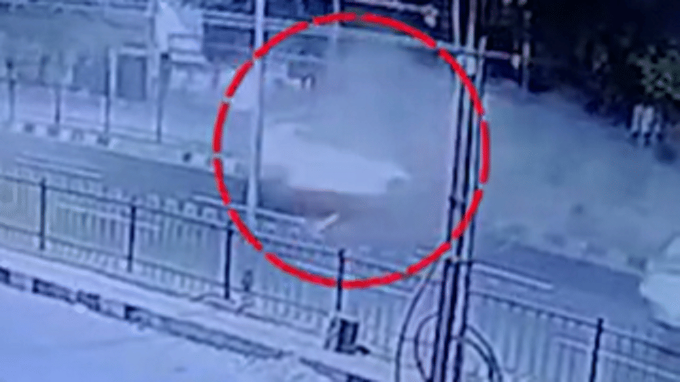 लाल घेरे में कार