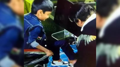 In Kaun Banega Crorepati 14 Amitabh Bachchan helps 9 year old anshuman pathak to wear his shoes