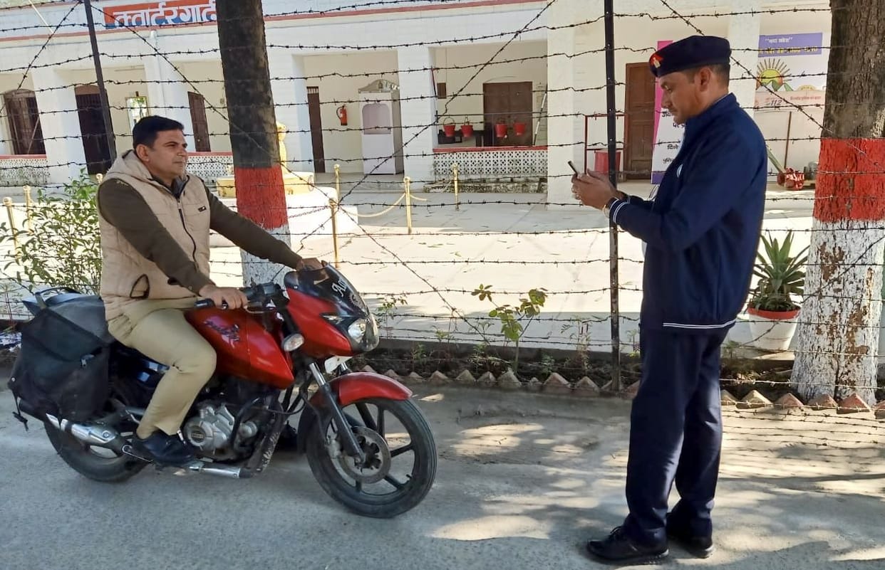 Policemen who did not wear helmets were challaned