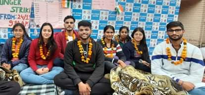 बॉंन्ड पॉलिसी के विरोध में रोहतक पीजीआई के निदेशक कार्यालय के बाहर भूख हड़ताल पर बैठे एमबीबीएस व?