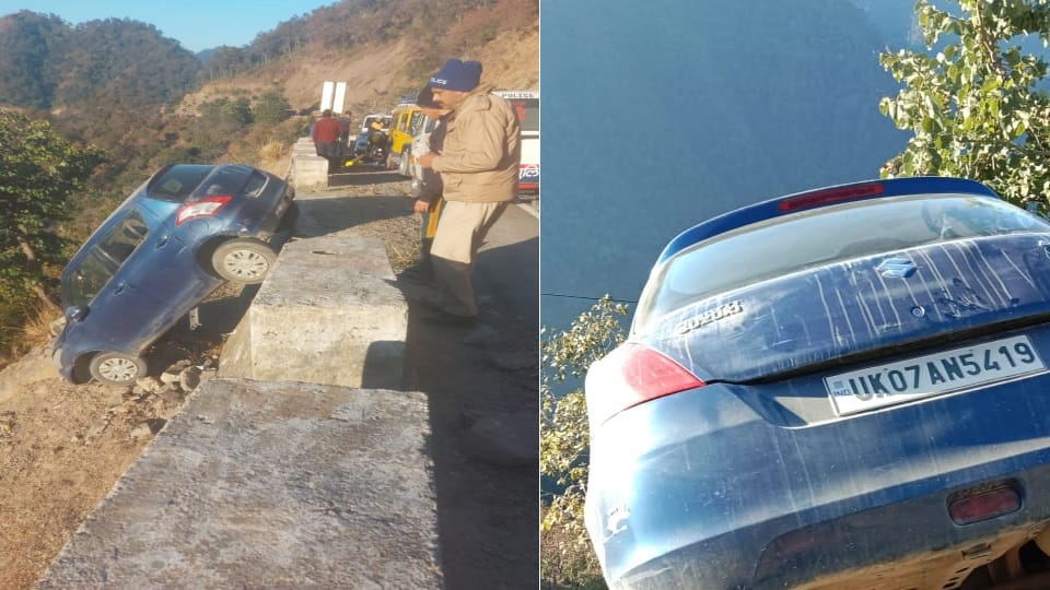 Badrinath Highway Accident News: Driver fell down from the car hanging towards ditch in Tota Valley