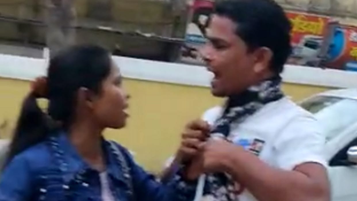 chhattisgarh wife tore husband's clothes outside court for child maintenance