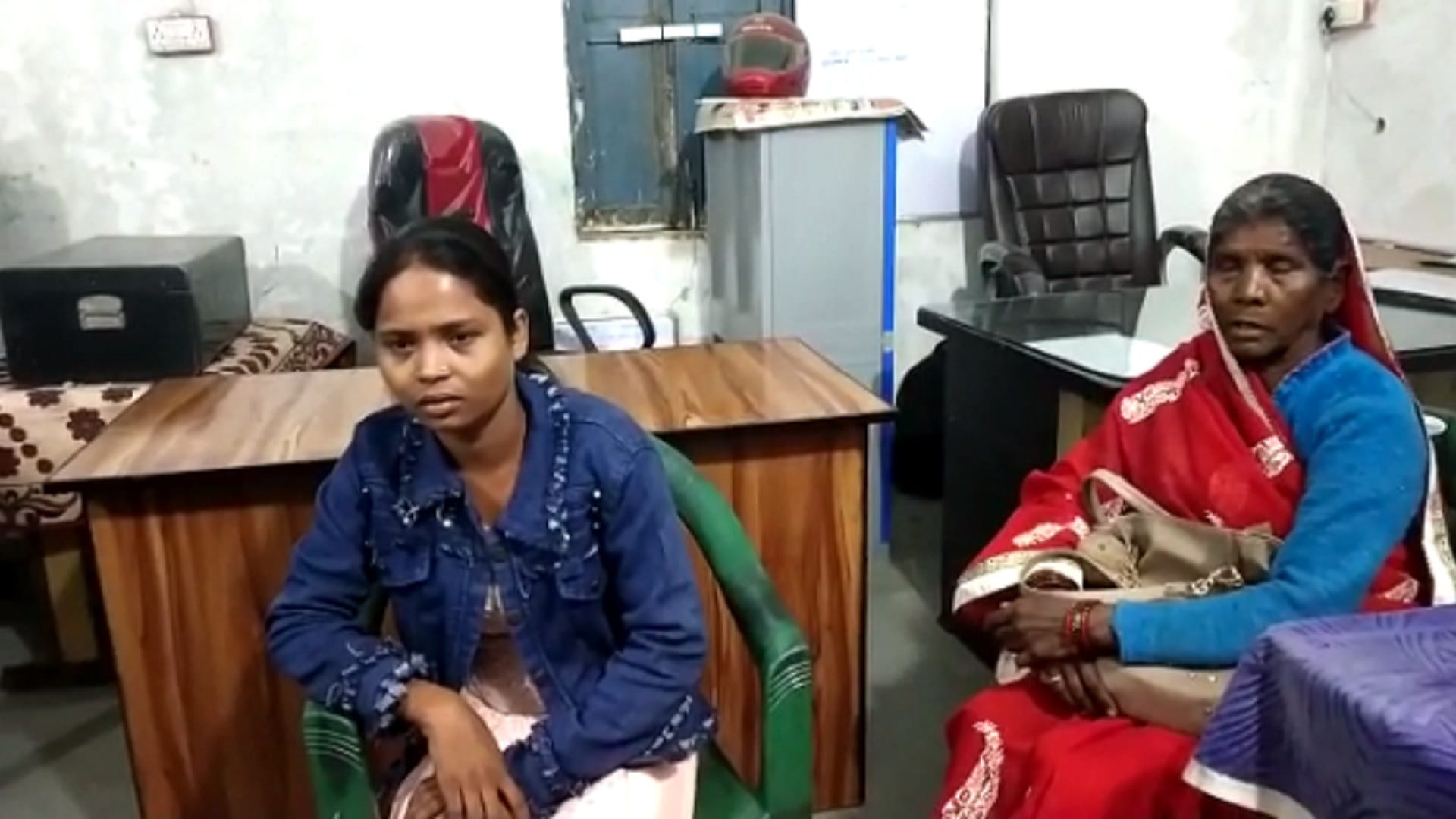 chhattisgarh wife tore husband's clothes outside court for child maintenance