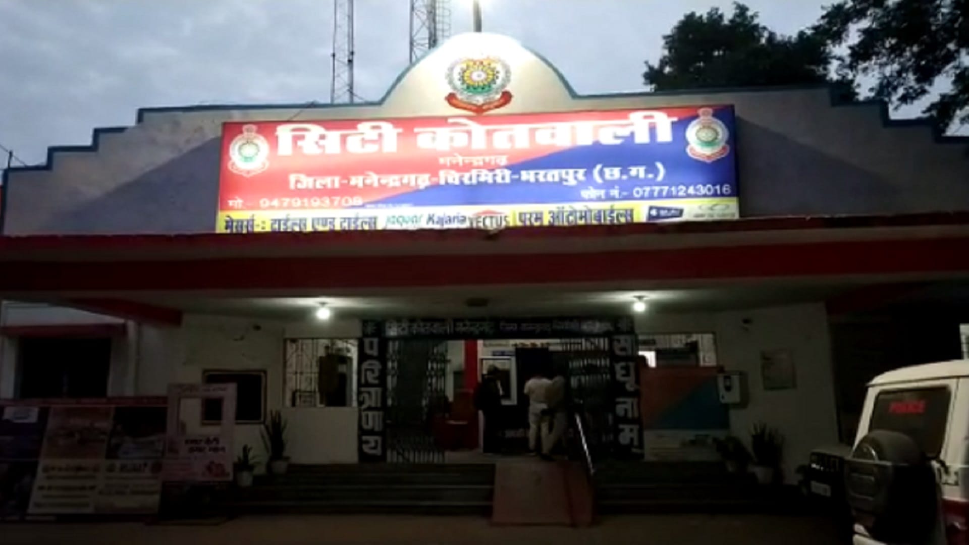 chhattisgarh wife tore husband's clothes outside court for child maintenance