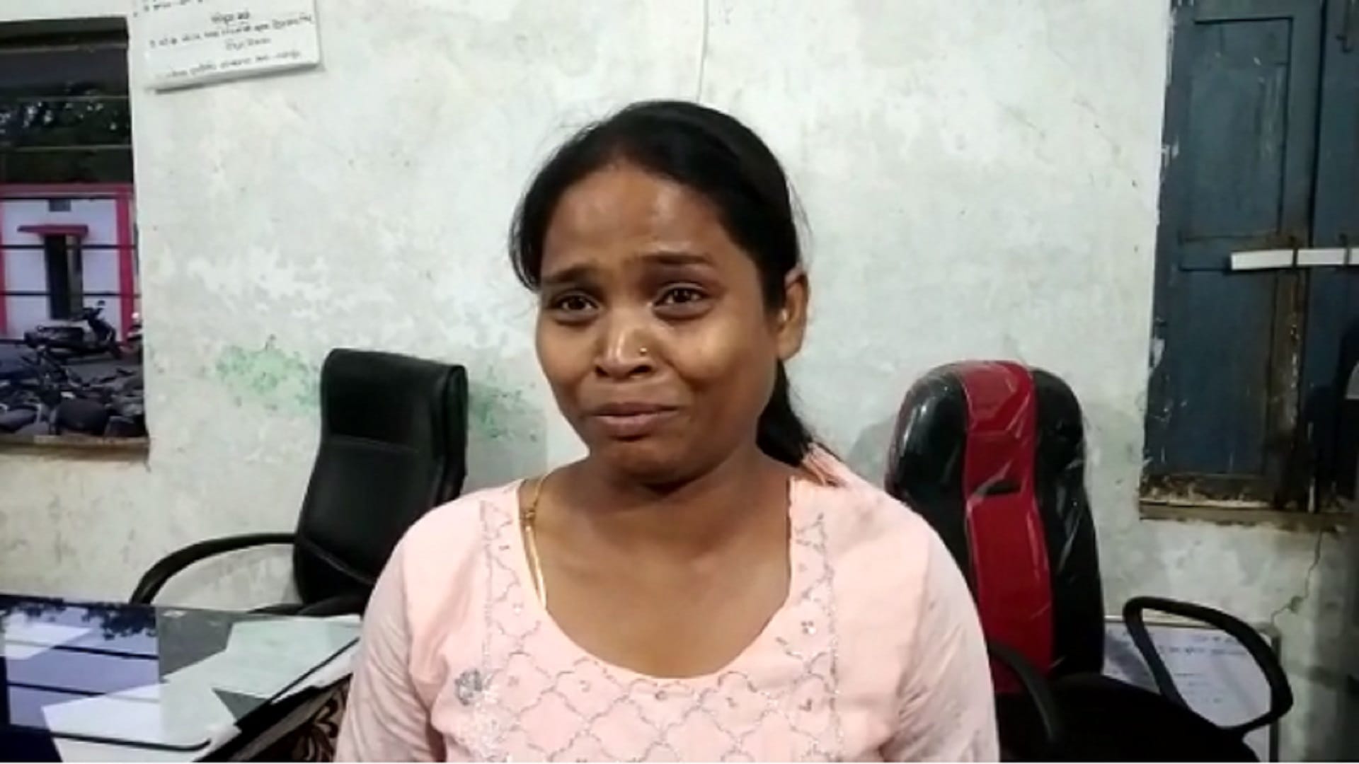 chhattisgarh wife tore husband's clothes outside court for child maintenance