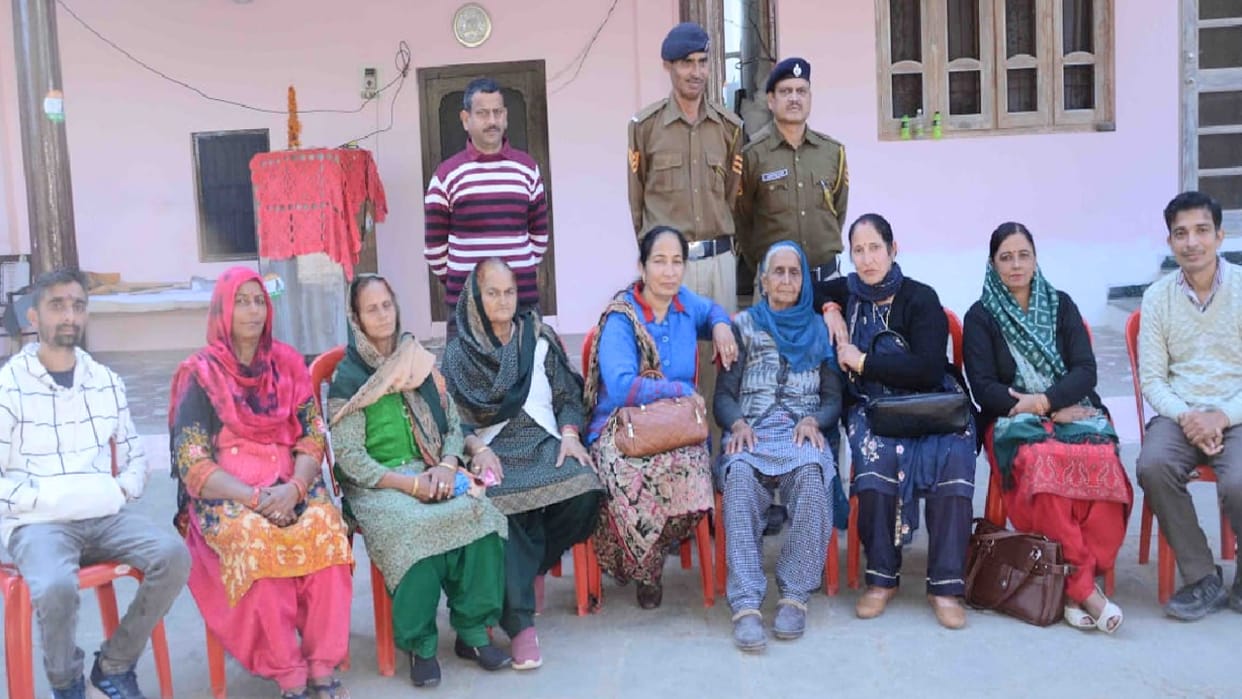 CM sukhwinder singh Sukhu's mother Sansar Devi said that Feeling strange seeing the restrictions of the police