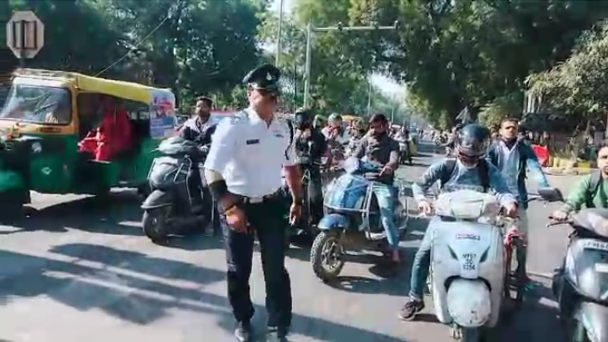 Famous dancing cop Ranjeet Singh handled the traffic system of Gwalior explained the traffic rules