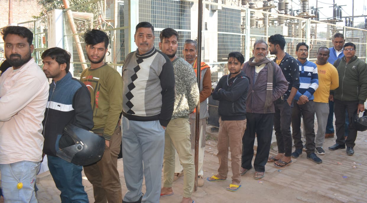 Hardoi, Rs 1400 came last month, bill of 64 thousand was handed over this month