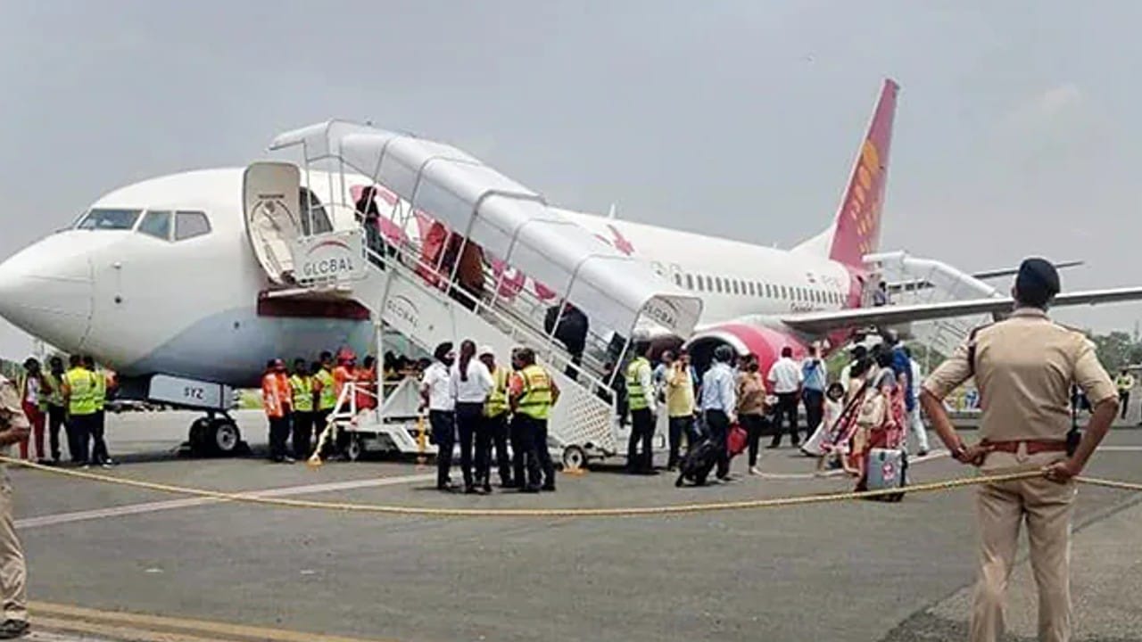 Huge crowds at Delhi and mumbai airports Domestic air passengers increased after November 25, know reasons