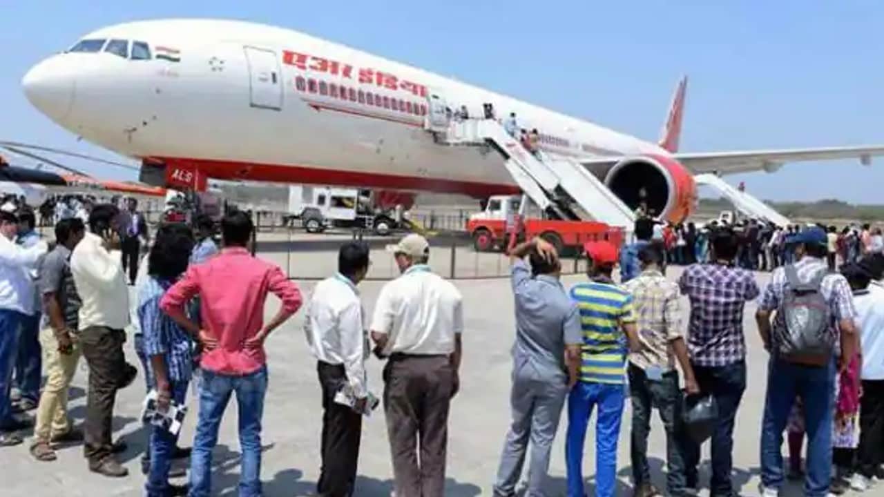 Huge crowds at Delhi and mumbai airports Domestic air passengers increased after November 25, know reasons