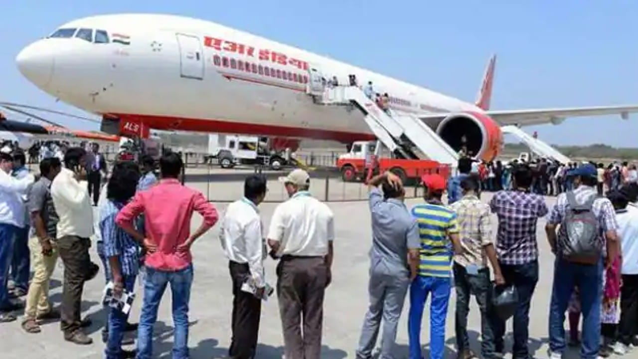 Huge crowds at Delhi and mumbai airports Domestic air passengers increased after November 25, know reasons