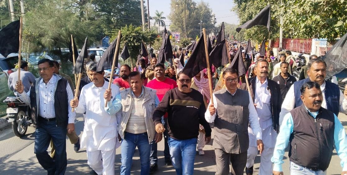 Municipal employees union protested with black flags and brooms regarding the demands
