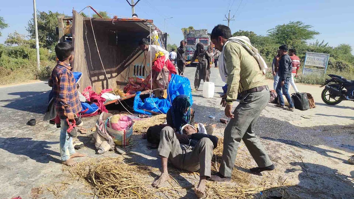 Farrukhabad: Uncontrolled pickup overturned, nine injured