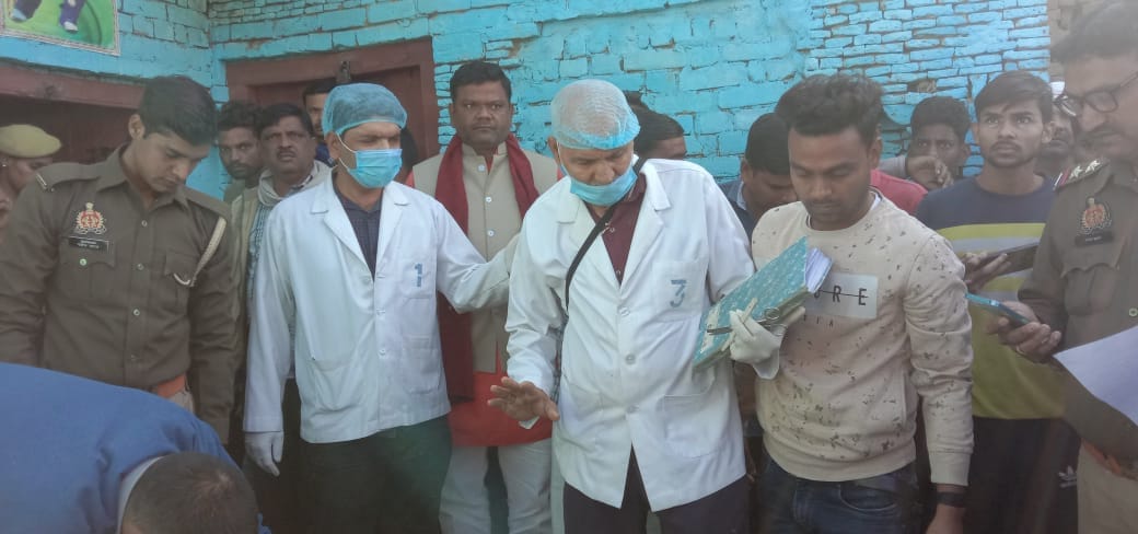 Dead bodies of lover-girlfriend found hanging in the room in Farrukhabad