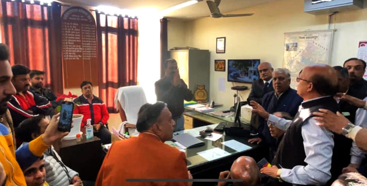 Tax advocates demonstrated at GST office