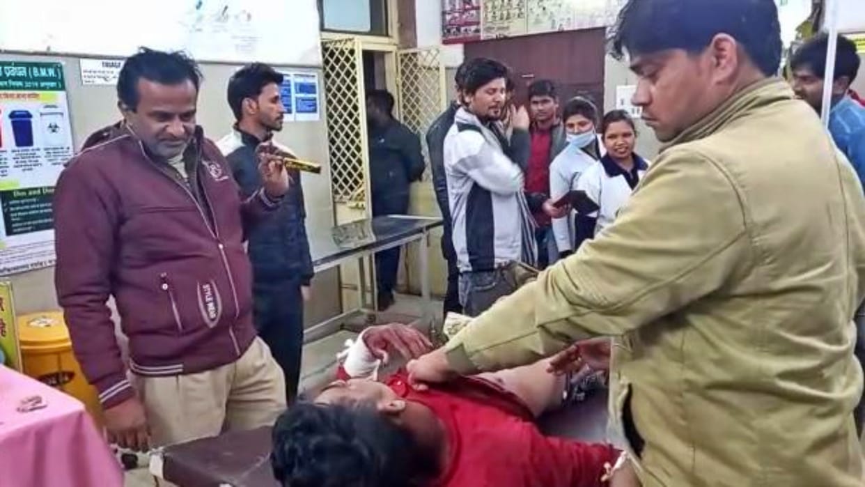 MP News Failed in love lover stabbed himself under the influence of drugs police found him unconscious