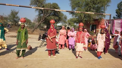 मटका प्रतियोगिता में भाग लेने के लिए खड़ी महिलाएं।