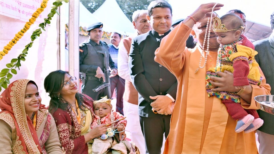 Cm Yogi Adityanath Blessed Little Krihsna Mathura visit hindi news
