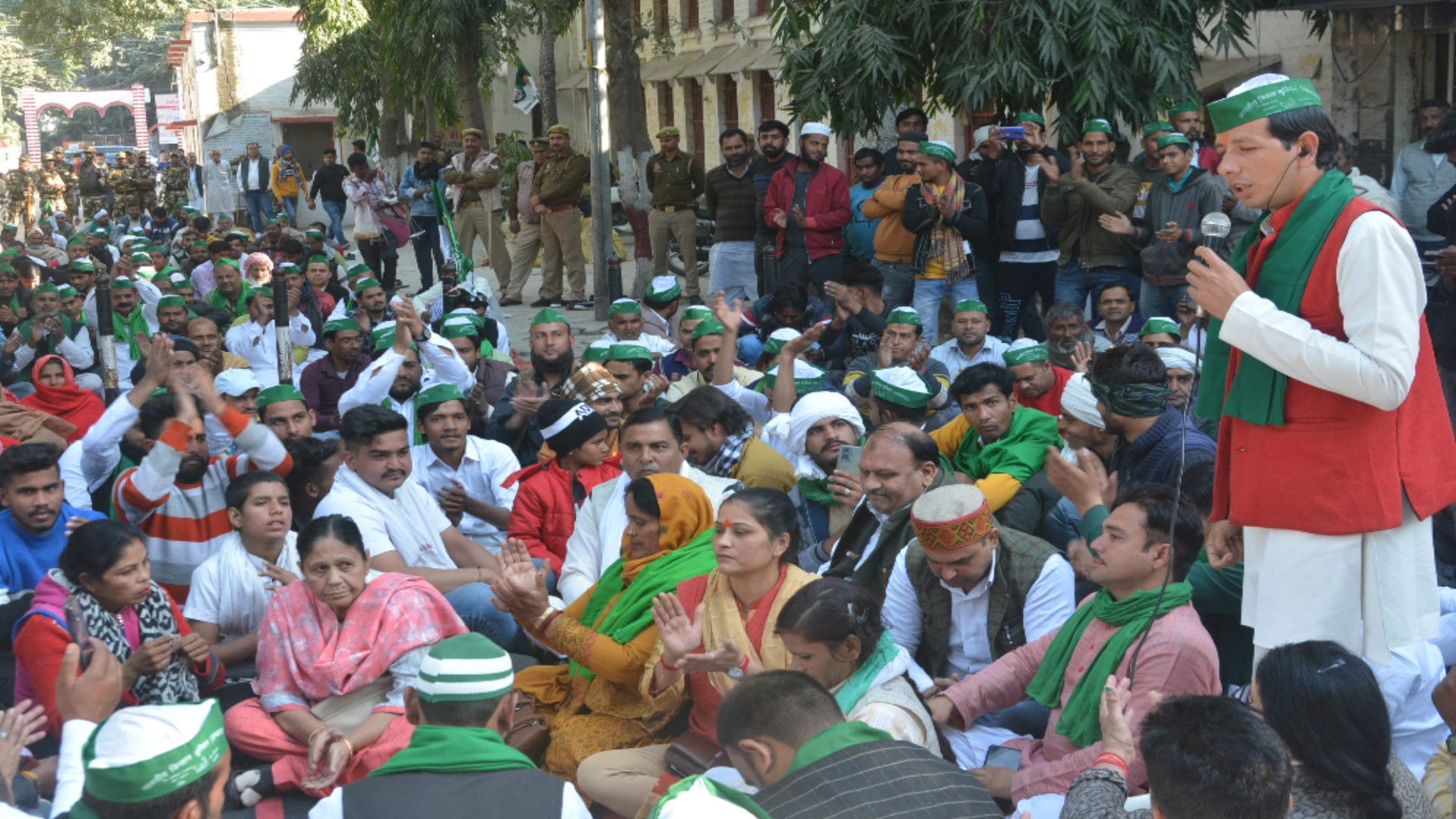 Protest of Bhartiya Kisan Union Ambavata to five hours in collectorate office for these bog demands