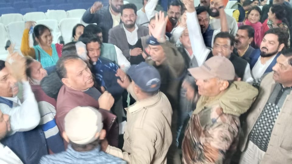 Haridwar News: bjp and congress parshad Uproar in nagar Nigam board meeting