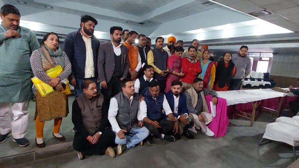 Haridwar News: bjp and congress parshad Uproar in nagar Nigam board meeting