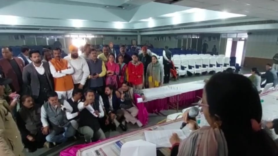 Haridwar News: bjp and congress parshad Uproar in nagar Nigam board meeting