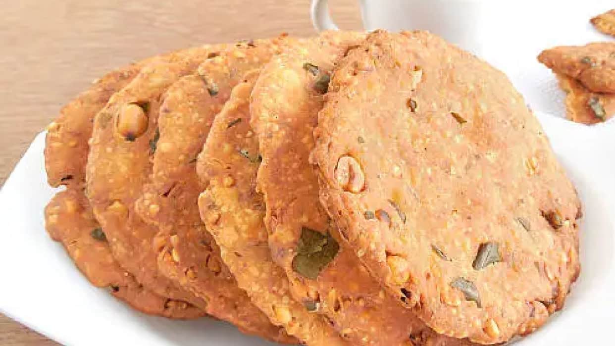 How to Make South Indian Dish Nippattu Recipe With Rice Flour and Peanuts News in Hindi