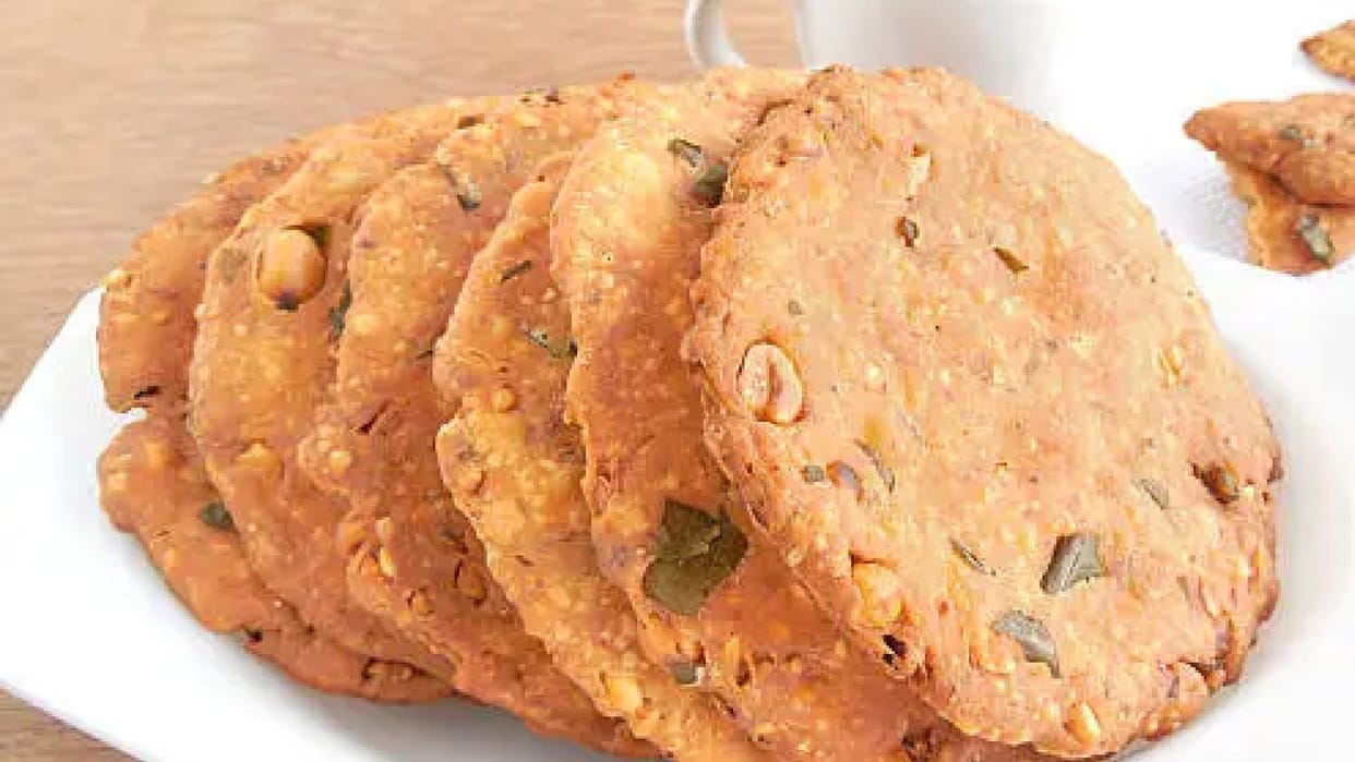 How to Make South Indian Dish Nippattu Recipe With Rice Flour and Peanuts News in Hindi